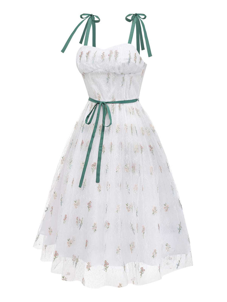 Seitenansicht des Kleides, die die leichten, luftigen Lagen des Tüllrocks zeigt.