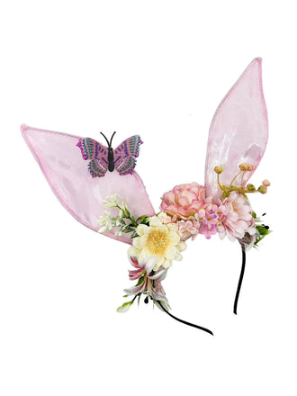 Verspieltes, rosafarbenes Fairycore-Haarband mit transparenten Hasenohren, Seidenblumen und einem lila Schmetterlingsakzent.