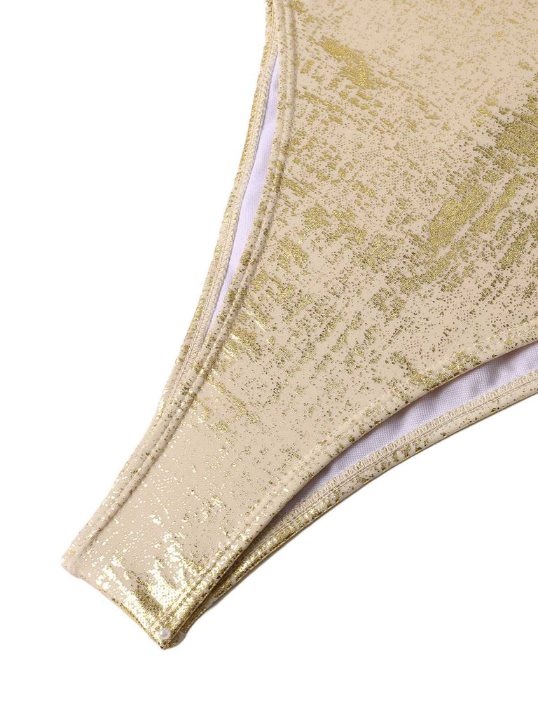 Goldglitzernder Stoff auf weißem Hintergrund