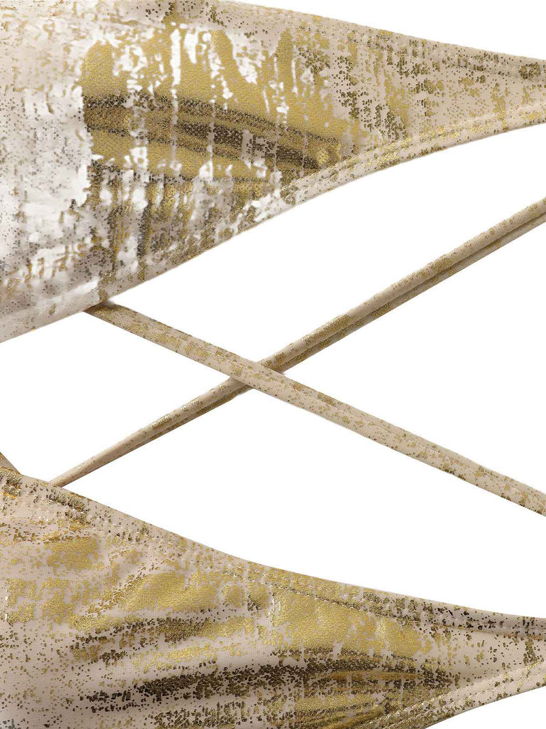 Abstraktes Kunstwerk in Gold- und Beigetönen auf weißem Hintergrund
