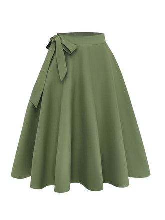 Grüner Rock mit Bindegürtel auf weißem Hintergrund