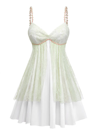 Elegantes, grünes, von den 1950er Jahren inspiriertes, doppellagiges Nachthemd mit Rosenverzierungen aus Spitze an den Trägern, perfekt für Vintage-Nachtwäsche und romantische Nächte.