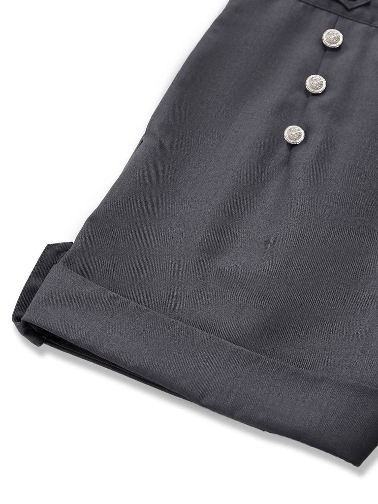 Grauer Strampler im Stil der 1940er Jahre mit Nadelstreifen, abnehmbaren Hosenträgern und Reverskragen – Nahaufnahme des Unterteils