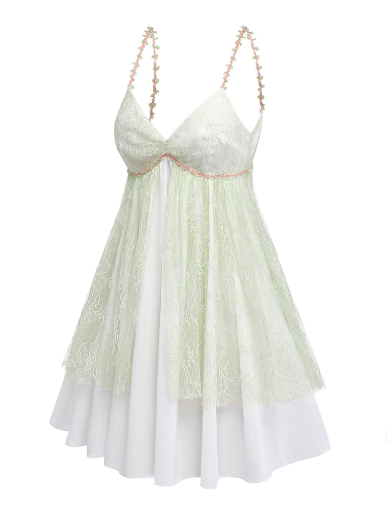 Hellgrünes und weißes Spitzennachthemd mit dünnen Rosenträgern auf weißem Hintergrund