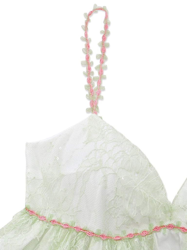 Hellgrünes Nachthemd mit rosa Rosenstreifen auf weißem Hintergrund