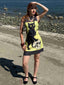 Gelbes 60er A-Linien-Kleid mit Katze und Totenkopf