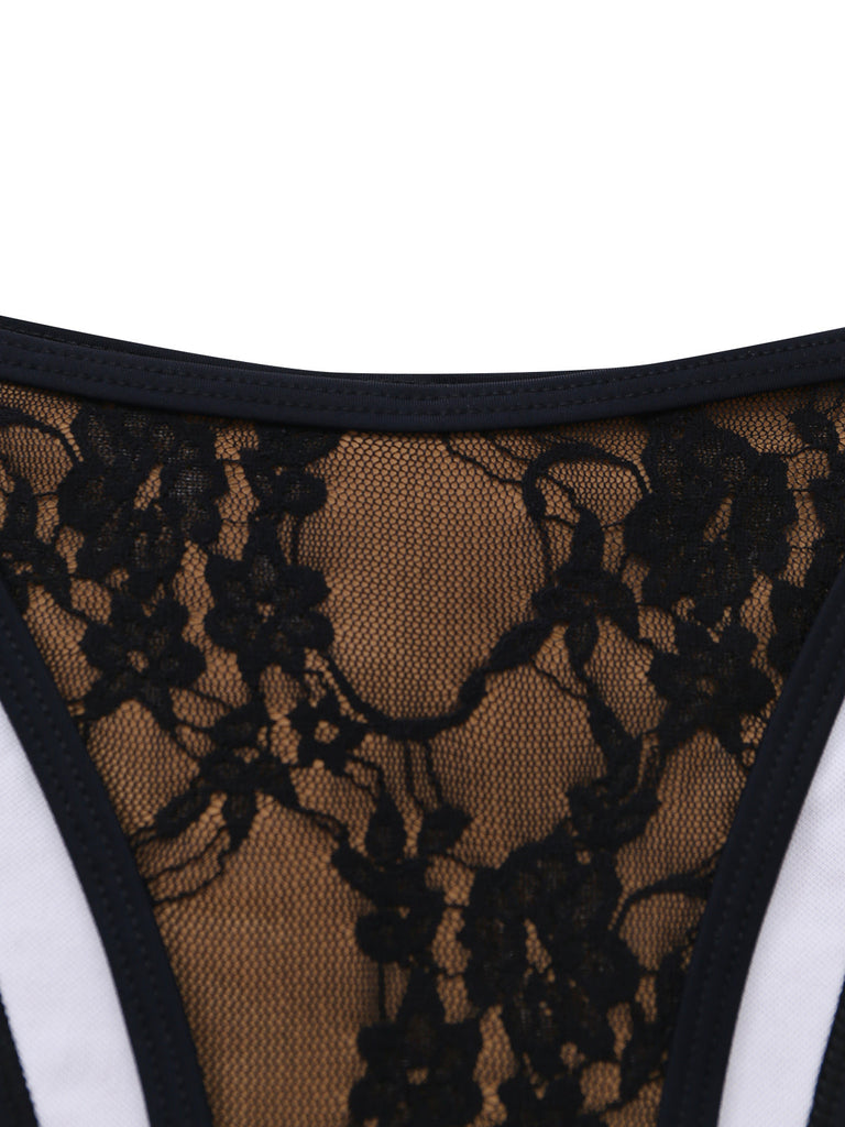 Nahaufnahme des seitlichen Bindedetails an der schwarzen Bikinihose mit Blumenmuster aus Spitze, die die gewellten Spitzenränder zeigt.