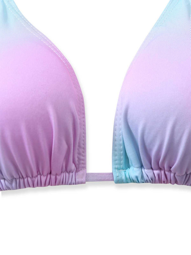 Nahaufnahme der dreieckigen Bikini-Körbchen, die den sanften Farbverlauf zwischen Himmelblau und Lavendelrosa hervorhebt.