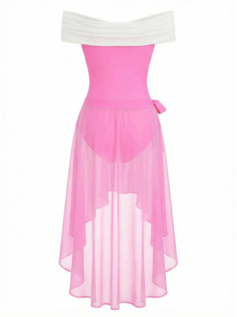 Ein pink-weißes Badekleid im Vintage-Stil mit schulterfreien Ärmeln, herzförmigem Ausschnitt und einem asymmetrischen pinkfarbenen Netzrock mit Schleifendetail an der Taille.