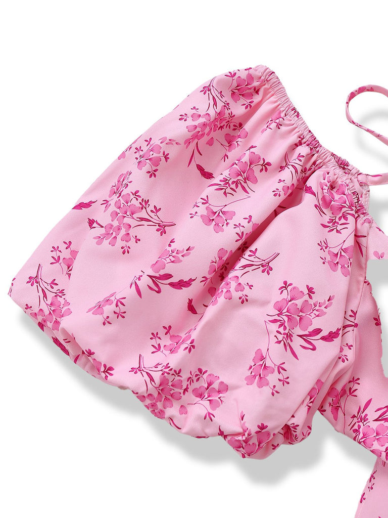 Nahaufnahme des elastischen Puffärmels und des aufwendigen rosa-auf-rosa Blumenmusters.