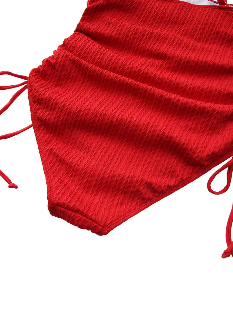 Roter, zerknitterter Stoff mit Fäden auf weißem Hintergrund