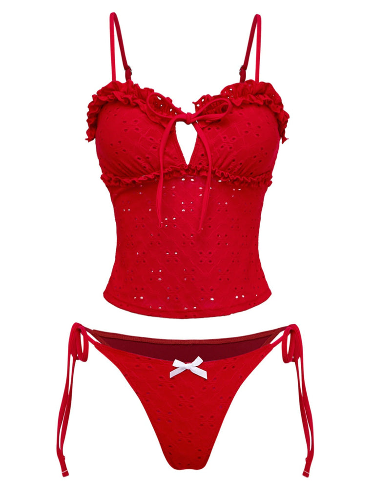 Retro-Tankini-Set in Rot mit aufwendiger Stickerei, femininen Rüschen und seitlichem Bindeband im klassischen 60er-Jahre-Stil – ideal für elegante Stunden am Pool.