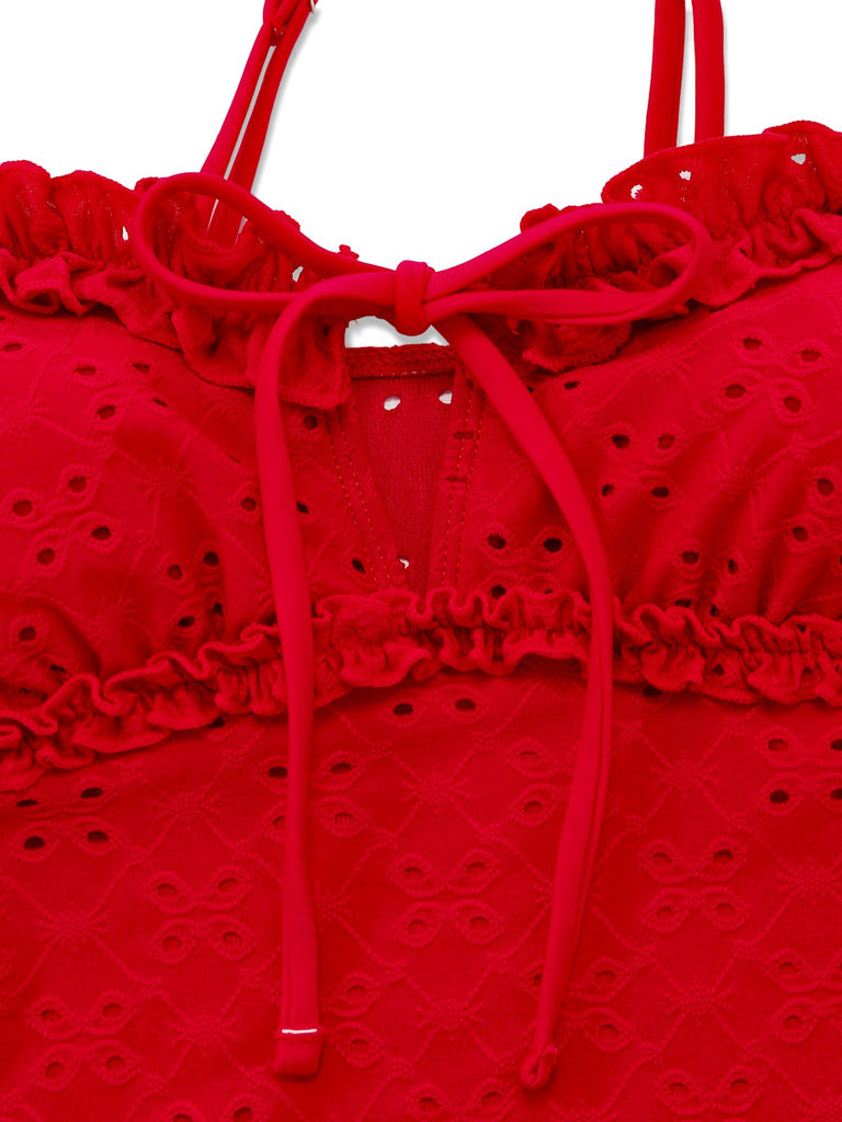 Rotes Tankini-Top mit Rüschendetails auf weißem Hintergrund