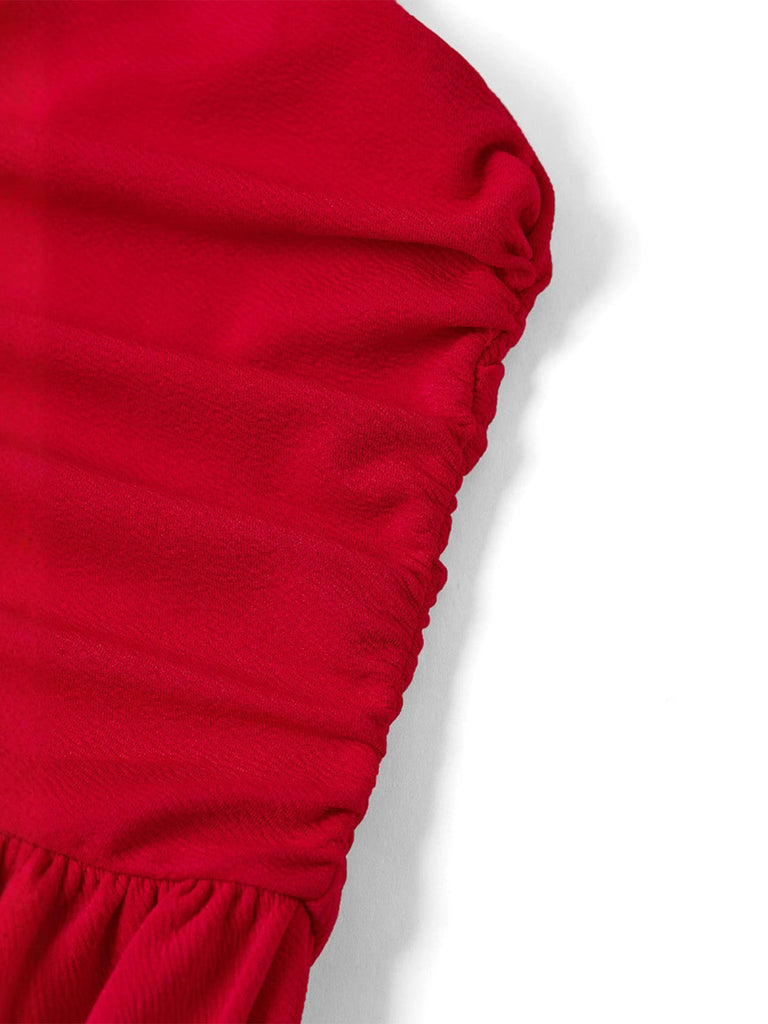 Detailaufnahme der horizontalen Raffungen und des plissierten Stoffs am Oberteil des roten Vintage-Kleides.