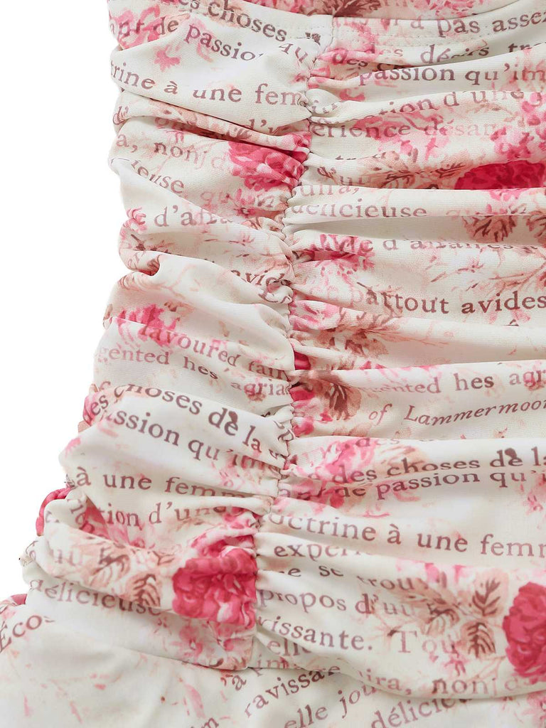 Nahaufnahme der seitlichen Raffung am Oberteil, die den rosa Rosen- und den kursiven Schriftzug auf weißem Stoff zeigt.