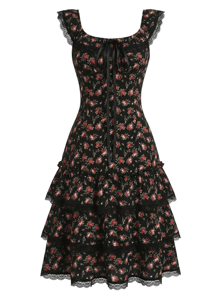 Elegantes schwarzes Spitzenkleid mit Blumenmuster, U-Ausschnitt und breiten Trägern im Stufenrock-Stil der 1940er Jahre, perfekt für formelle Anlässe und romantische Gelegenheiten.