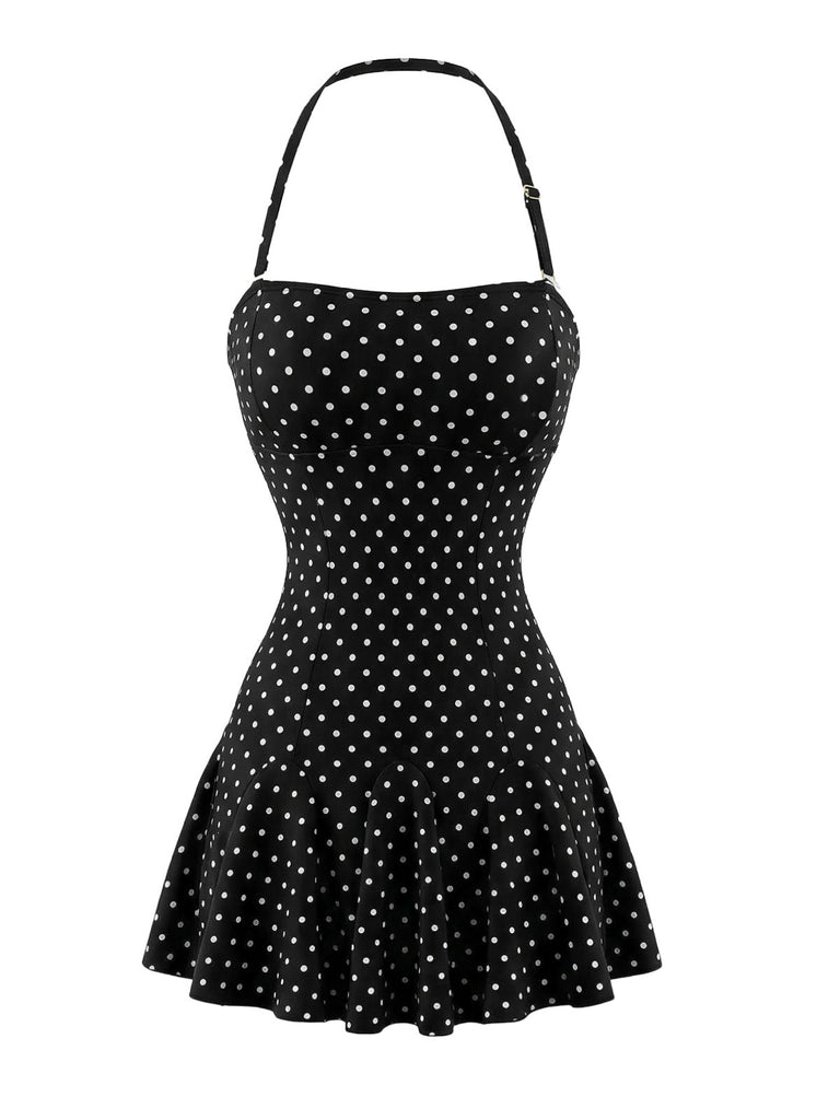 Vorderansicht eines schwarzen Badekleides im Vintage-Stil mit kleinen weißen Punkten, Neckholder und Rüschenrock.