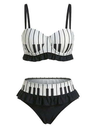 Ein schwarz-weißes zweiteiliges Bikini-Set mit Klaviertastenmuster, Bügel-Cups mit Rüschensaum und hochgeschnittenem Höschen mit passendem Rüschenbund.