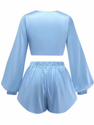 Rückansicht des hellblauen Satin-Loungewear-Sets, wobei die lockere Passform und der bequeme elastische Bund der Shorts hervorgehoben werden.