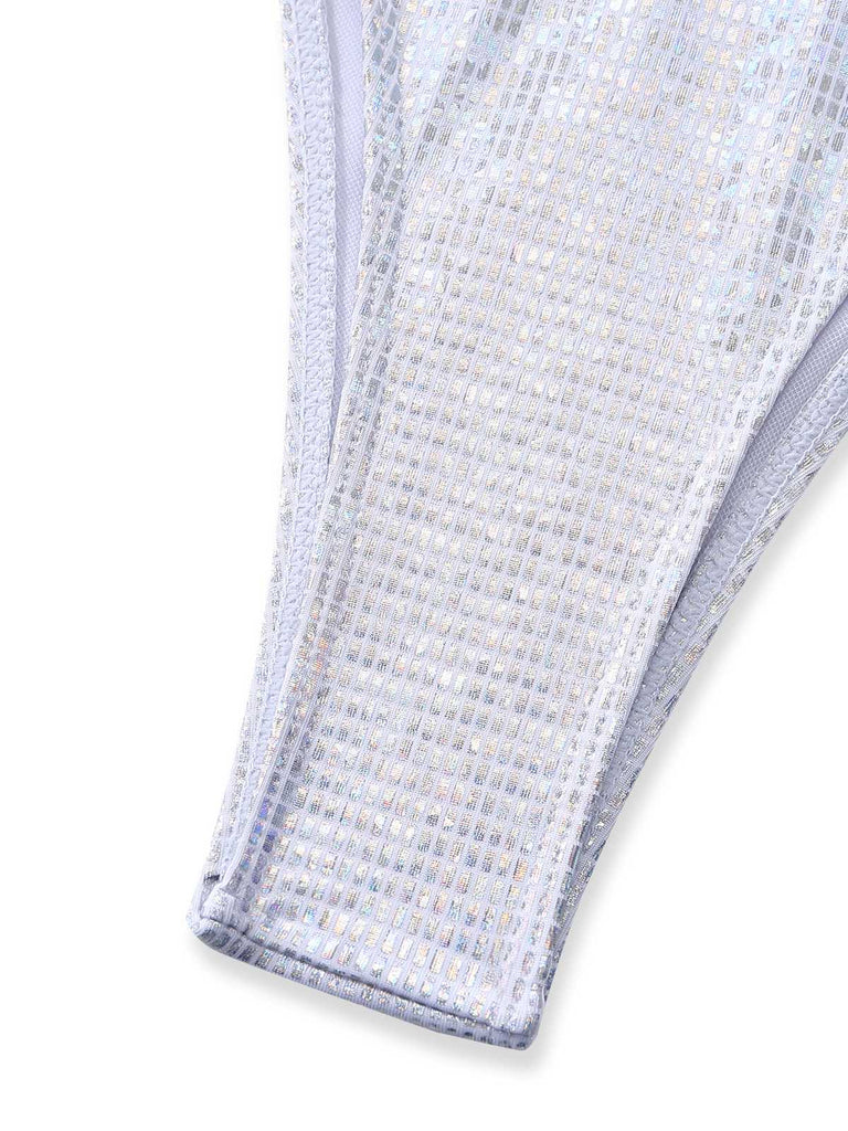 Nahaufnahme des silberfarbenen Metallic-Stoffs, die die schimmernde Textur und die hochwertige Verarbeitung zeigt.