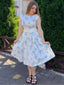 Weißes 50er Kleid mit Blumendruck und Bootsausschnitt