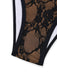 Nahaufnahme des seitlichen Bindedetails an der schwarzen Bikinihose mit Blumenmuster aus Spitze, die die gewellten Spitzenränder zeigt.