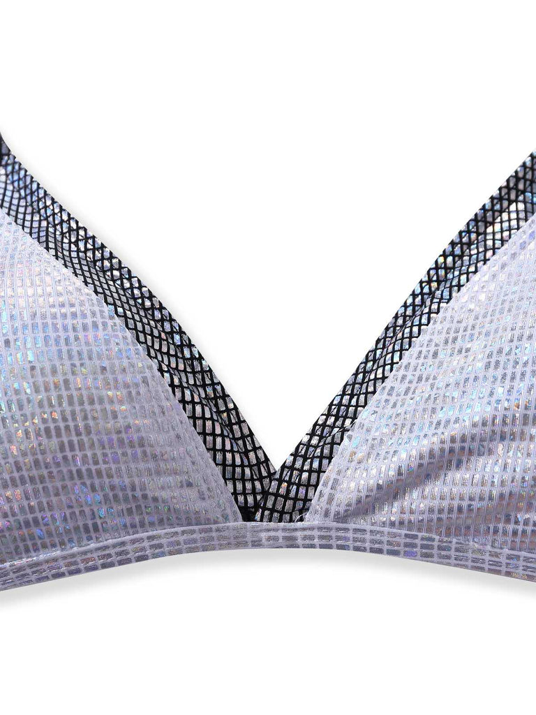 Nahaufnahme des dreieckigen Bikini-Cups mit silberfarbenem, schillerndem Material und schwarzem Netz-V-Ausschnitt.