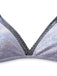 Nahaufnahme des dreieckigen Bikini-Cups mit silberfarbenem, schillerndem Material und schwarzem Netz-V-Ausschnitt.