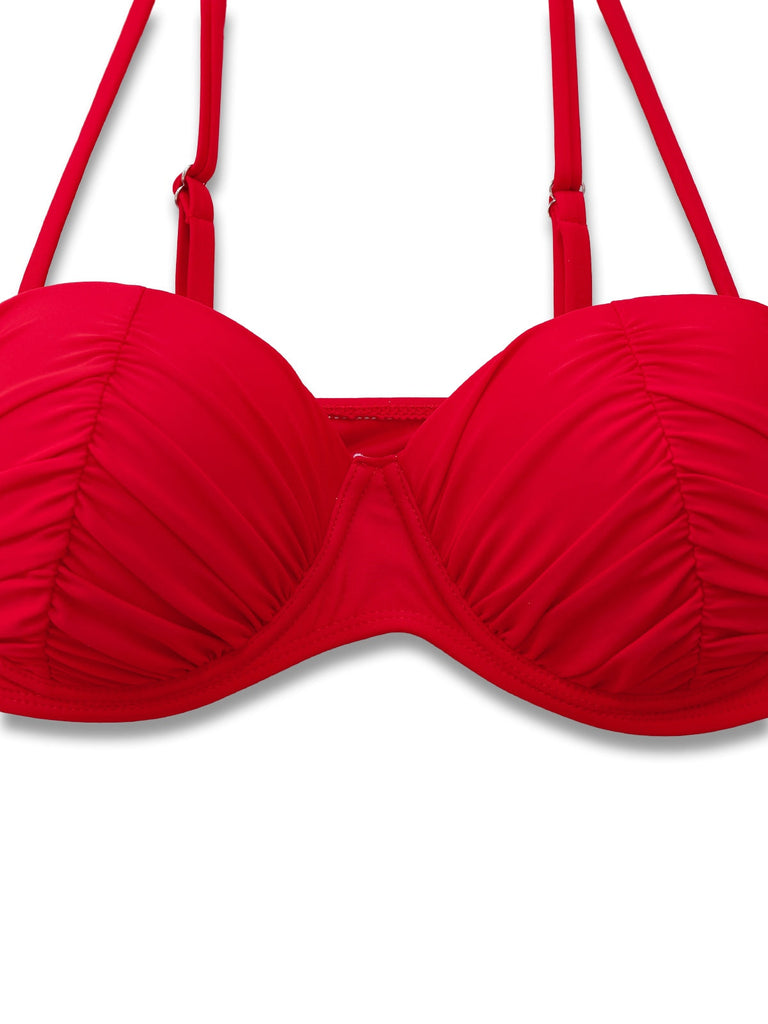 Rotes Bikini-Oberteil auf weißem Hintergrund