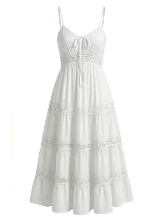 Vorderansicht des weißen, gestuften Sommerkleides mit verstellbaren Spaghettiträgern und hochtaillierter Spitze.
