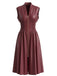 Elegantes, tailliertes, burgunderrotes Kunstlederkleid im Stil der 40er-Jahre. Perfekt für einen klassischen Abendlook oder ein herbstliches Outfit im Vintage-Stil.