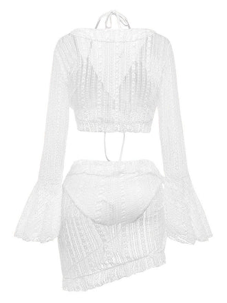 Das dreiteilige Bikini-Set aus Spitze in strahlendem Weiß ist perfekt für einen Boho-Strandlook.