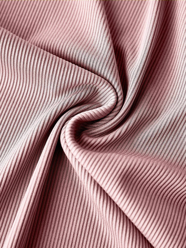 Nahaufnahme der weichen, atmungsaktiven Stoffstruktur und der hochwertigen Seitennähte des Jumpsuits.