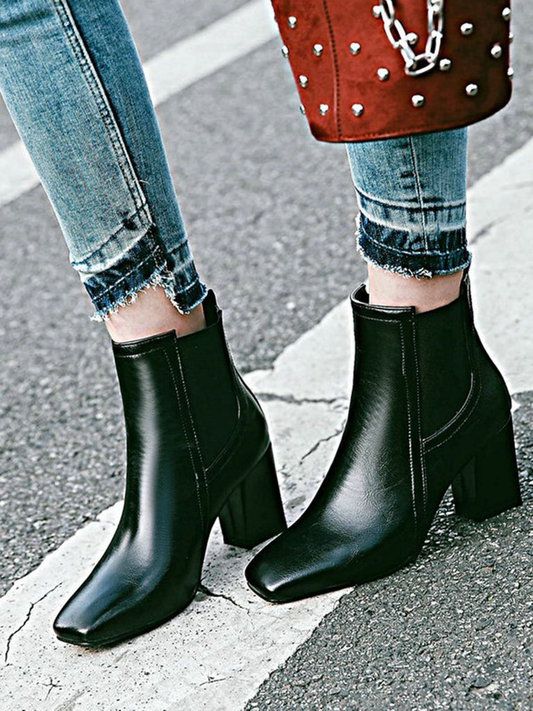 KURZE RETRO-STIEFEL MIT DICKEM ABSATZ