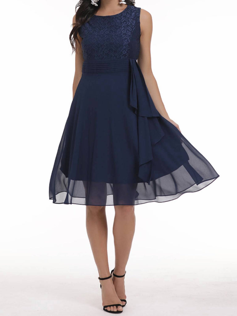 ÄRMELLOSES SWING-KLEID AUS EINER EINFACHER SPITZE