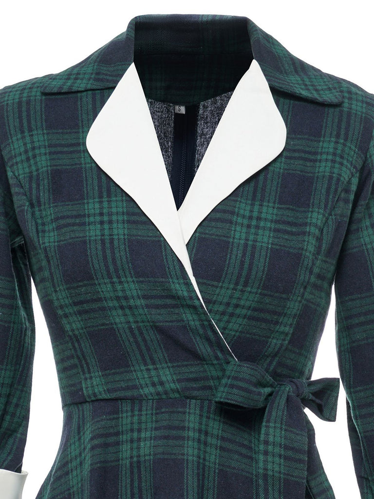 GRÜNES SCHWINGENDES KLEID MIT KAROMUSTER