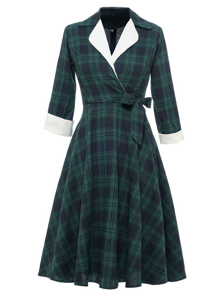 GRÜNES SCHWINGENDES KLEID MIT KAROMUSTER