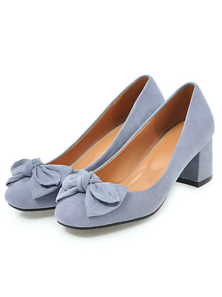 EINFARBIGE SCHUHE MIT SCHLEIFENKNOTEN UND KEILABSATZ
