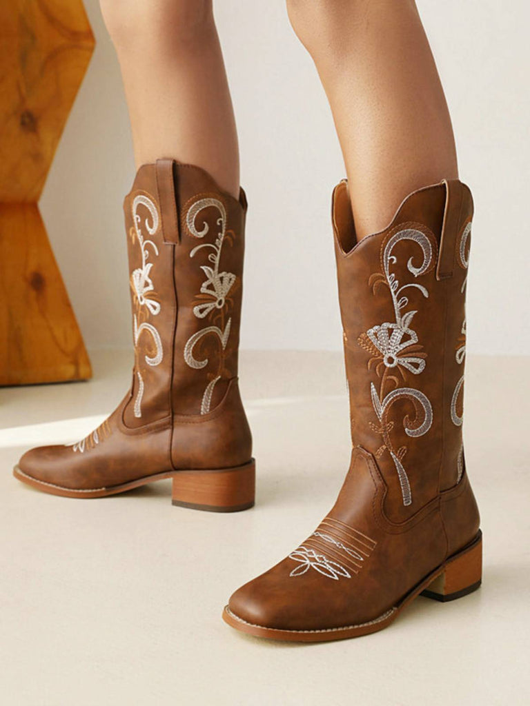 LANGE STIEFEL AUS BESTICKTEM LEDER